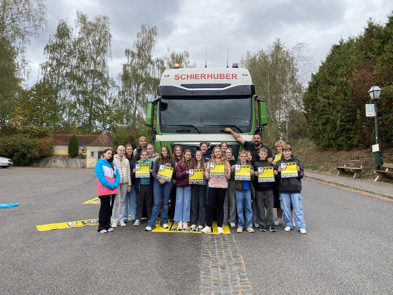 Klasse vor LKW