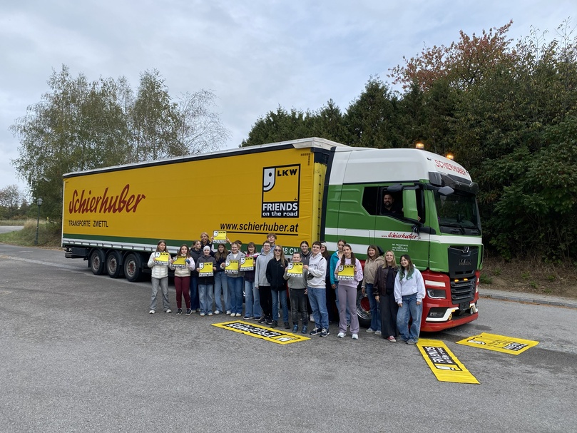 Klasse vor LKW