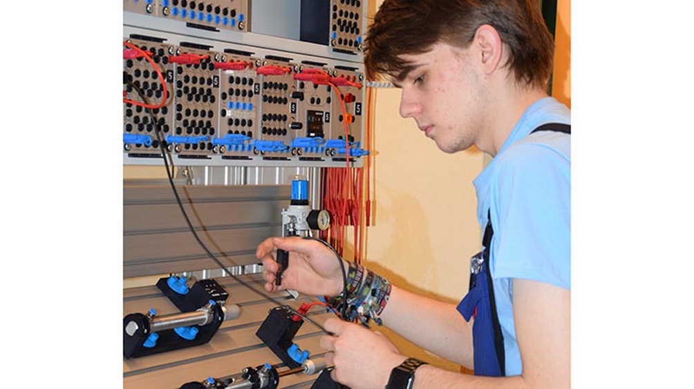 Lehrling während der Ausbildung