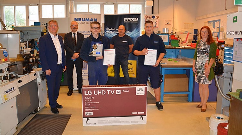  V.l.: Alexander Schrötter (Spartengeschäftsführer NÖ Industrie, WKNÖ), Johann Willdonner (Geschäftsführer Neuman Aluminium Fließpresswerk), Lehrling Michael Grundböck (Sieger bei Lehrlingswettbewerb), Lehrlingsbeauftragter Wilhelm Gruber (Neuman Aluminiu