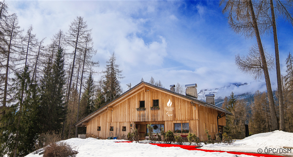 Außenansicht des Österreich-Hauses bei den Paralympics 2026