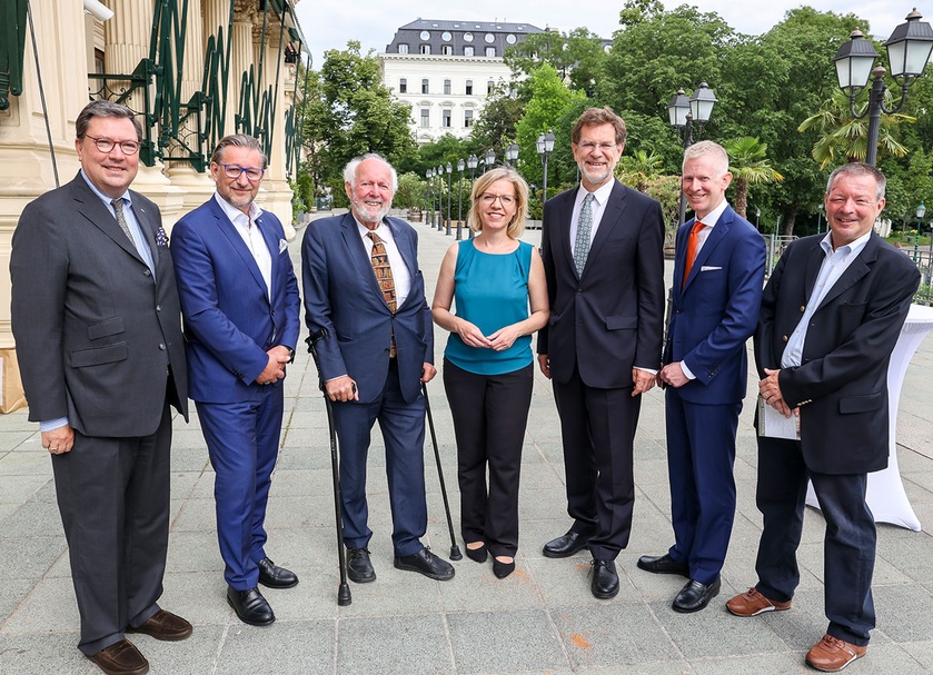 v.l.n.r. Prof. Dr. Louis Norman-Audenhove, Manfred Bartalszky, Prof. Dr. Ernst Ulrich von Weizsäcker, Leonore Gewessler, Mag. Andreas Zakostelsky, Dr. Stefan Pichler, Mag. Dietmar Rupar 