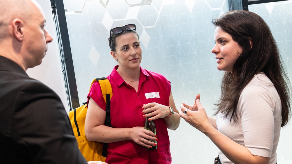 Drei Personen im Gespräch miteinander