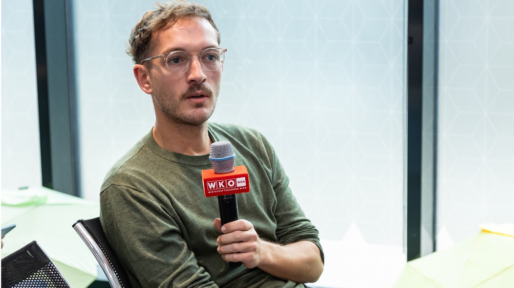 Porträt einer Person, die in ein Mikrofon spricht 