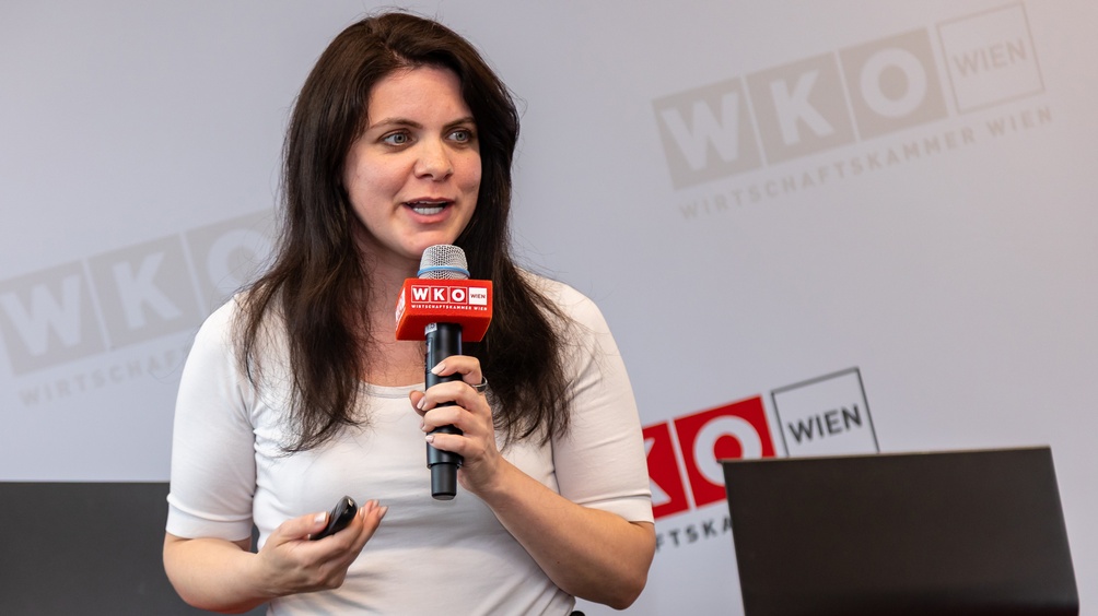 Porträt einer Person, die in ein Mikrofon spricht 