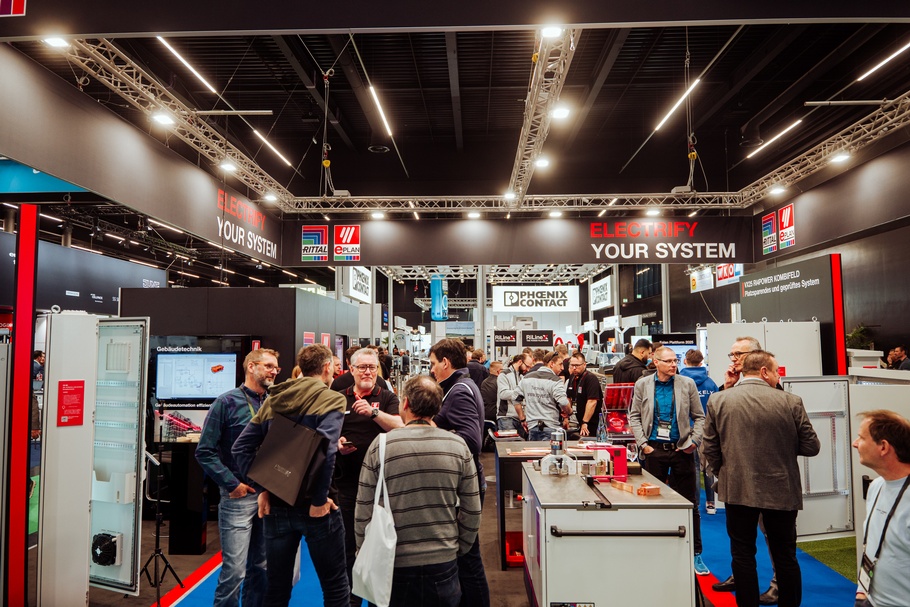 Menschen bei der Messe e-nnovation Austria 