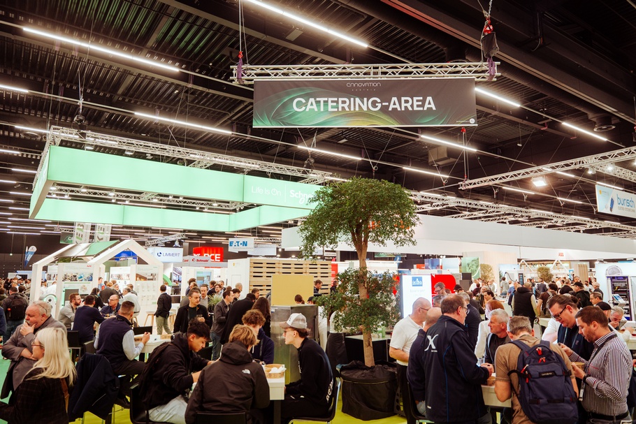 Menschen bei der Messe e-nnovation Austria 