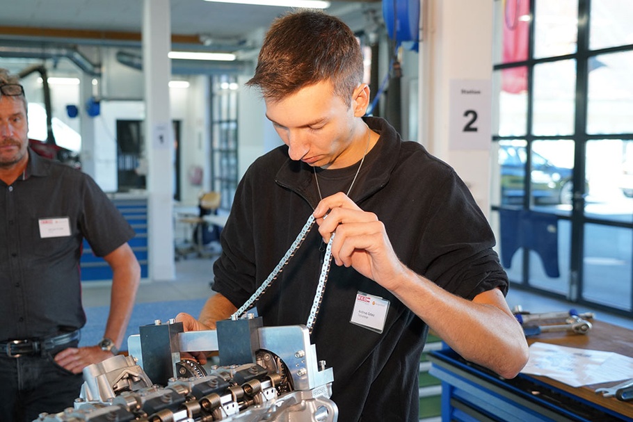 Teilnehmer der Saatsmeisterschaften Fahrzeugtechnik bei der Arbeit