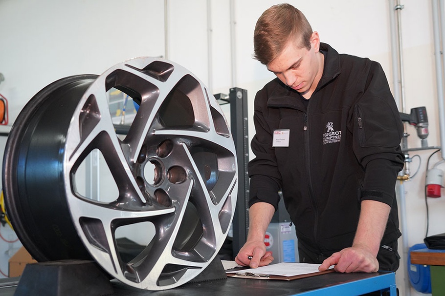 Teilnehmer der Saatsmeisterschaften Fahrzeugtechnik bei der Arbeit