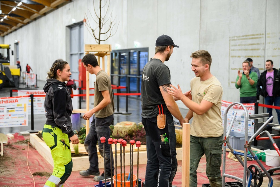 Teilnehmer:innen bei den AustrianSkills 2025 im Beruf Gartengestaltung