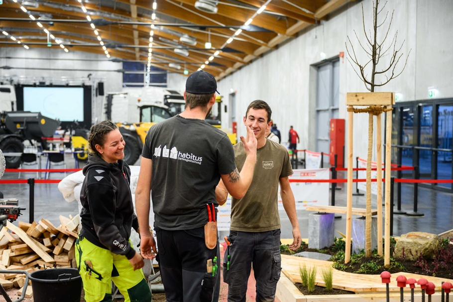 Teilnehmer:innen bei den AustrianSkills 2025 im Beruf Gartengestaltung