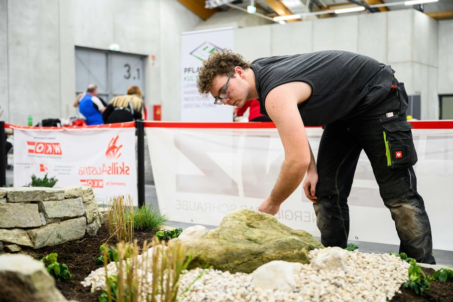 Teilnehmer:innen bei den AustrianSkills 2025 im Beruf Gartengestaltung