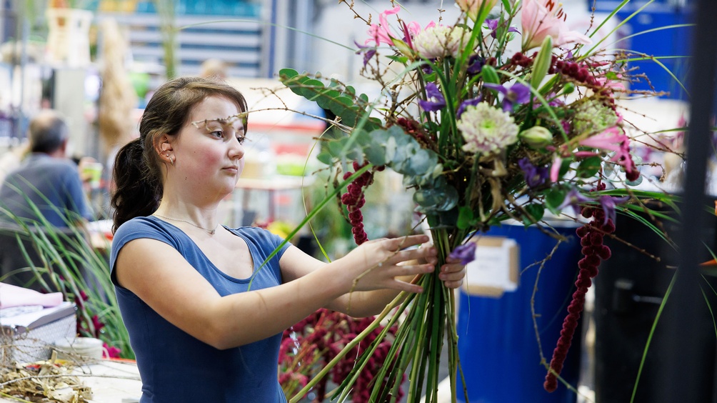 Teilnehmerin während des Wettbewerbs im Beruf Floristik bei den AustrianSkills 2023