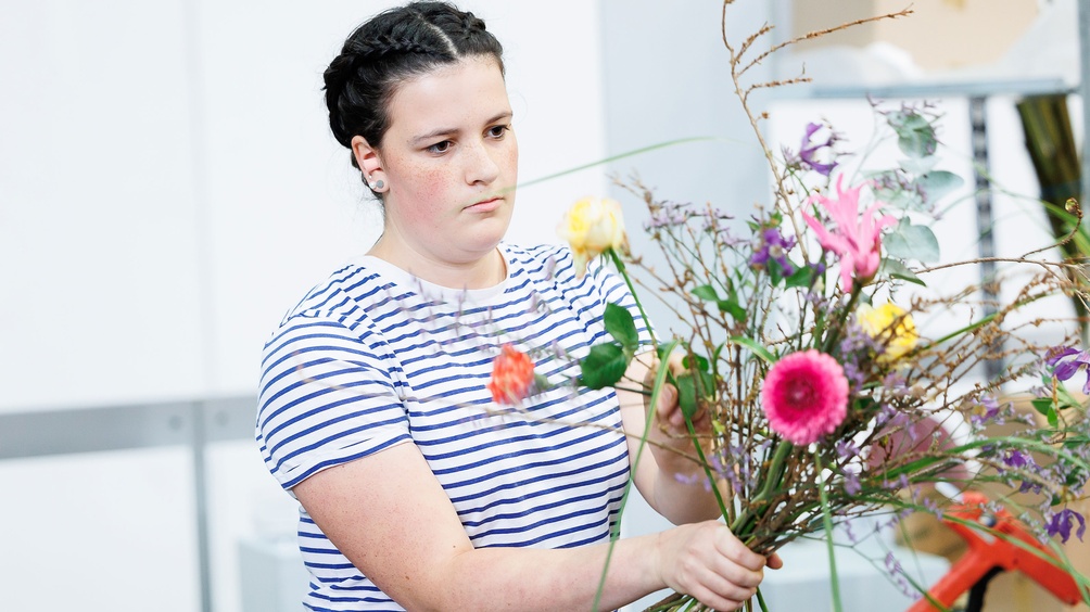 Teilnehmerin während des Wettbewerbs im Beruf Floristik bei den AustrianSkills 2023