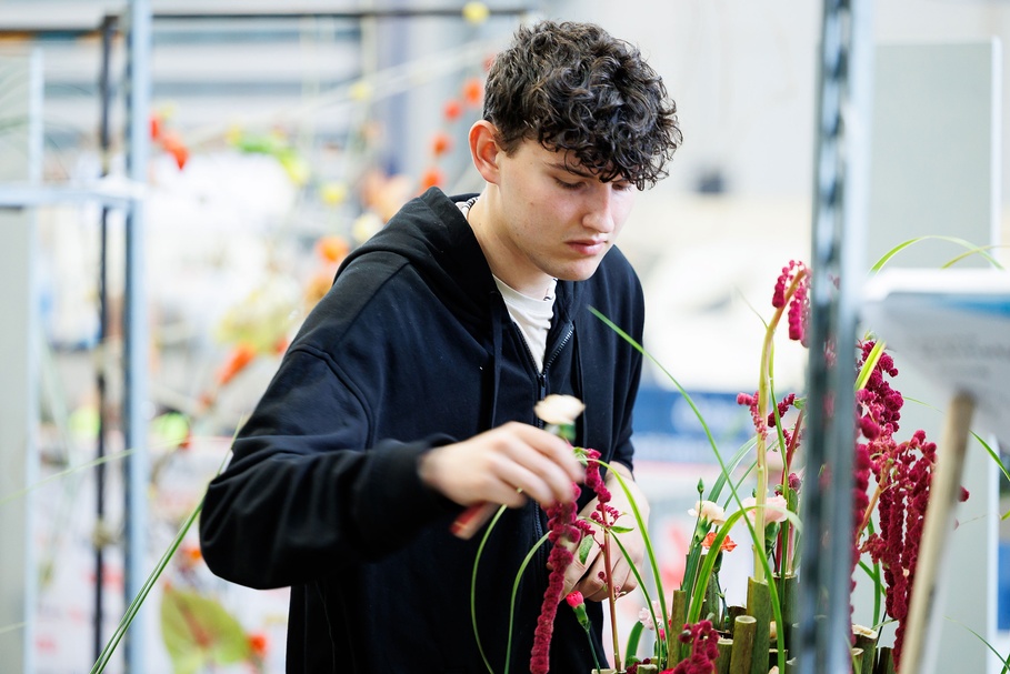 Teilnehmer während des Wettbewerbs im Beruf Floristik bei den AustrianSkills 2023
