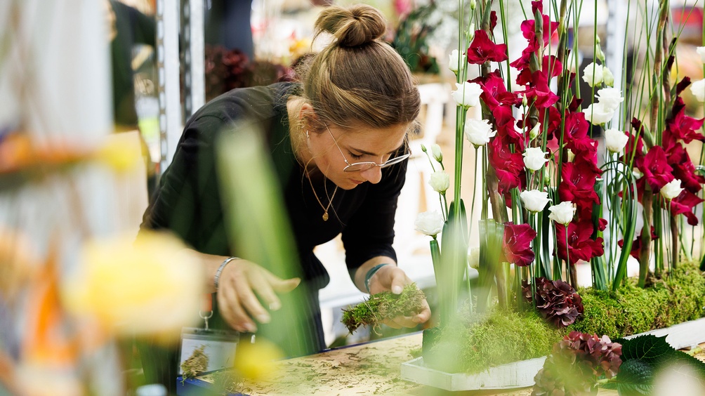 Teilnehmerin während des Wettbewerbs im Beruf Floristik bei den AustrianSkills 2023