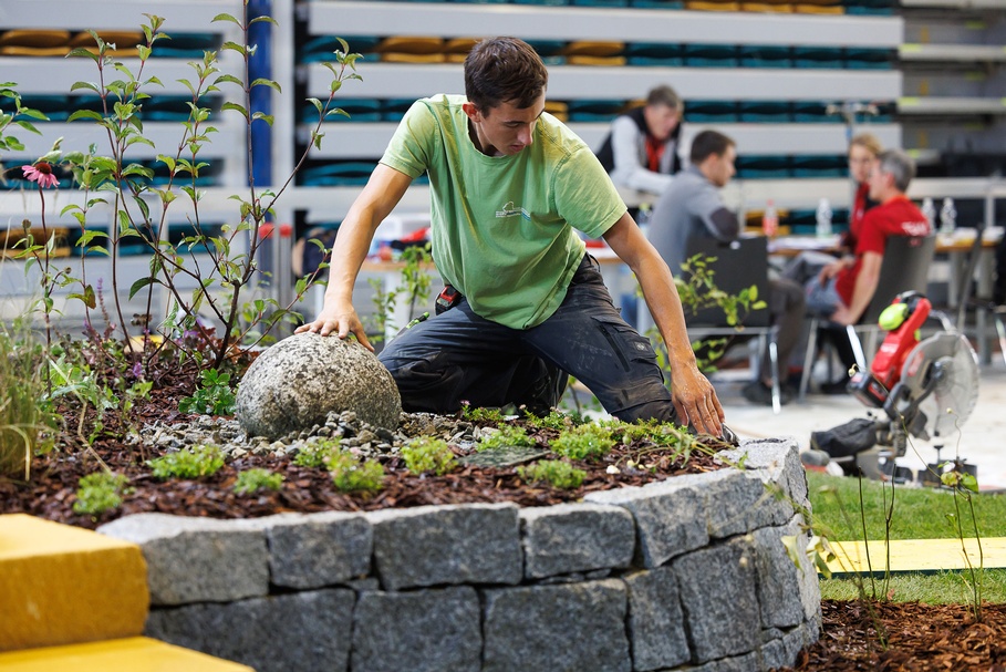 Gartengestalter während des Wettbewerbs bei den AustrianSkills 2023