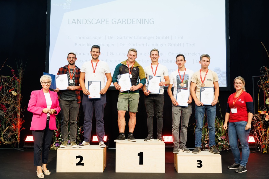 Gruppenbild der Gewinner der AustrianSkills 2023 im Beruf Gartengestalter bei der Siegerehrung