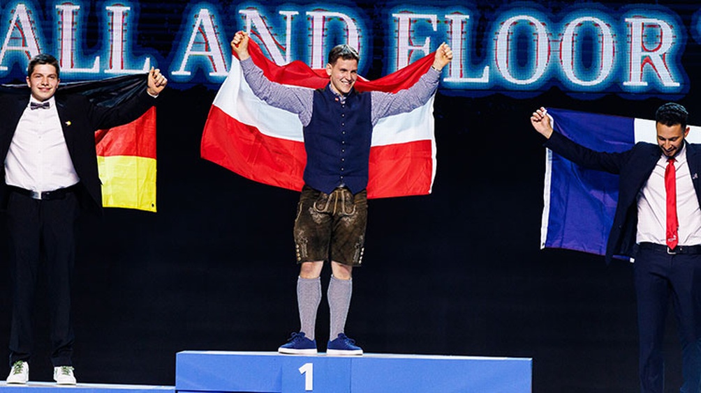 Sieger auf dem Siegertreppchen