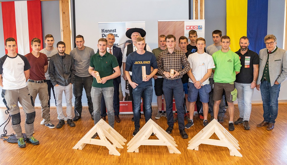 Die Teilnehmer des Bundesbewerbes bei der Siegerehrung mit ersten Gratulanten