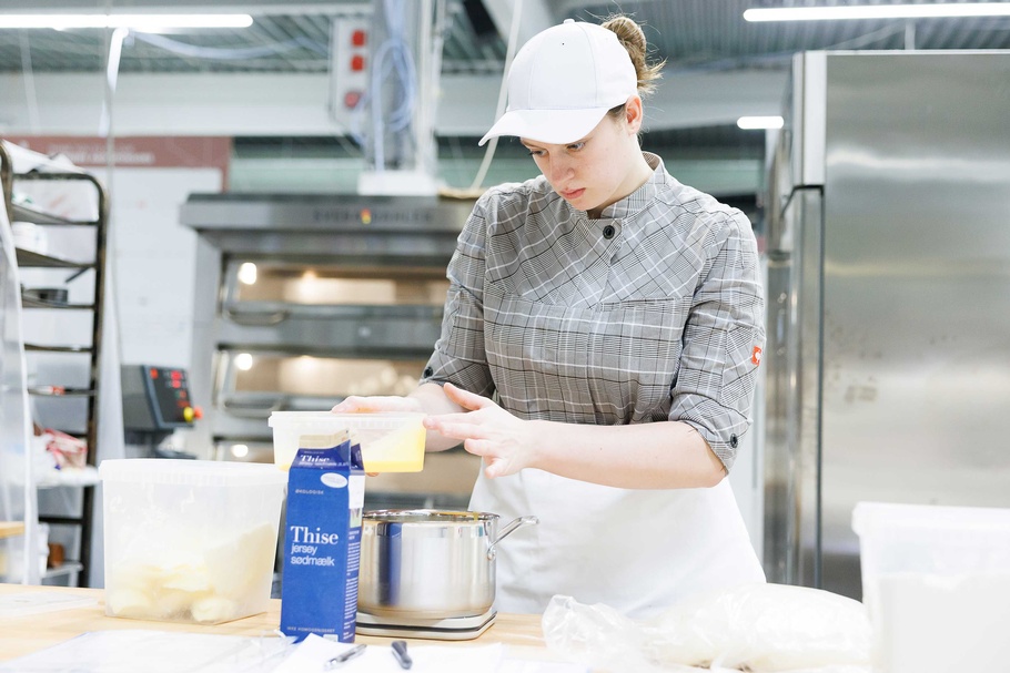 Bäckerin Sarah Klinger während des Wettbewerbs bei den EuroSkills 2025 in Herning