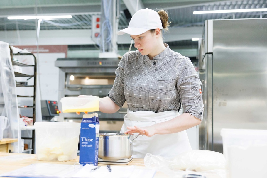 Bäckerin Sarah Klinger während des Wettbewerbs bei den EuroSkills 2025 in Herning
