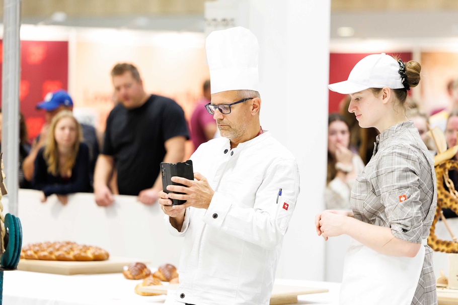 Bäckerin Sarah Klinger während des Wettbewerbs bei den EuroSkills 2025 in Herning