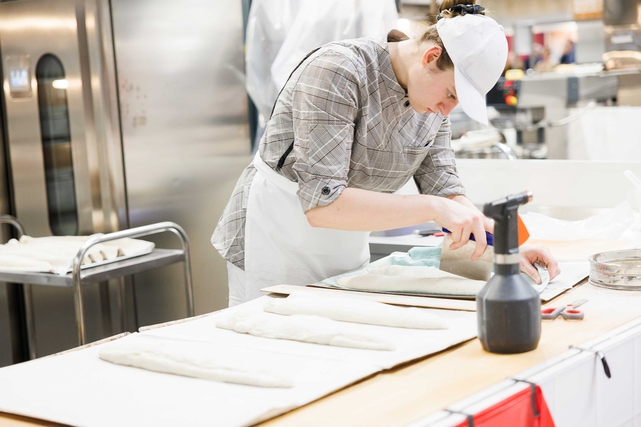 Bäckerin Sarah Klinger während des Wettbewerbs bei den EuroSkills 2025 in Herning