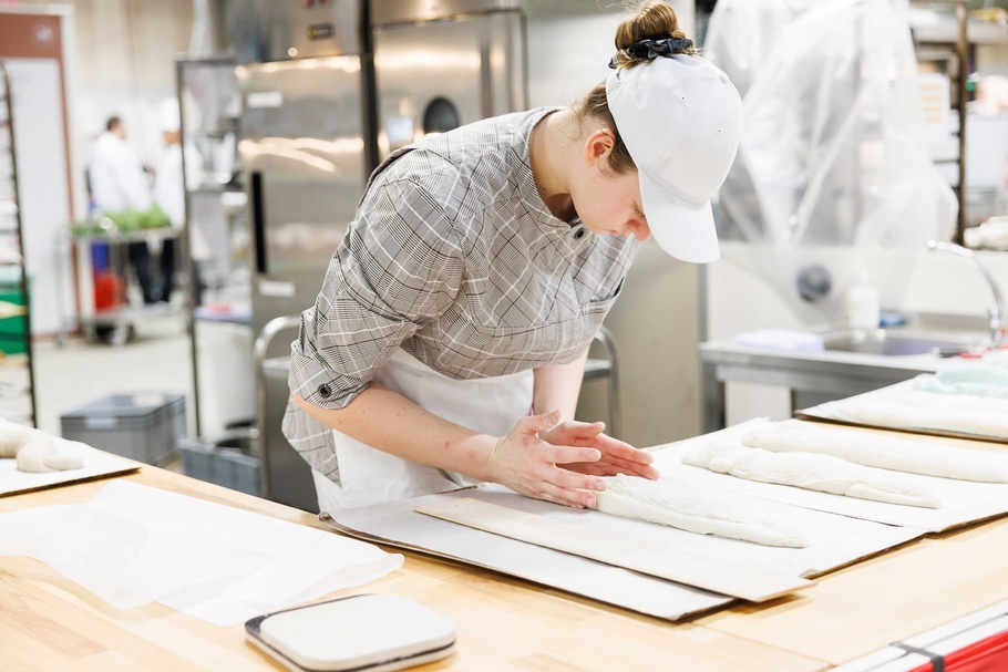 Bäckerin Sarah Klinger während des Wettbewerbs bei den EuroSkills 2025 in Herning