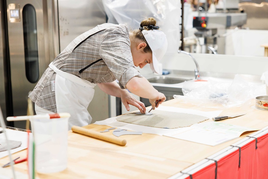 Bäckerin Sarah Klinger während des Wettbewerbs bei den EuroSkills 2025 in Herning