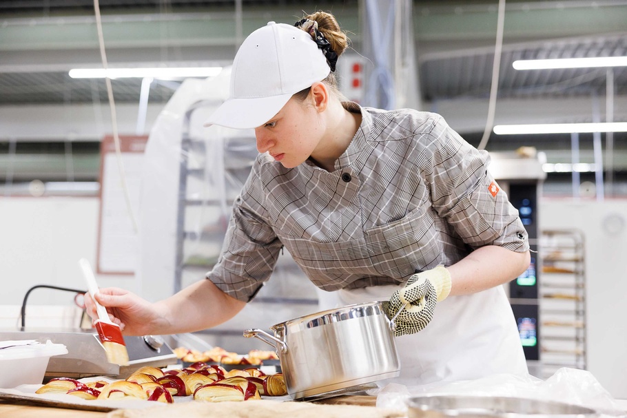 Bäckerin Sarah Klinger während des Wettbewerbs bei den EuroSkills 2025 in Herning