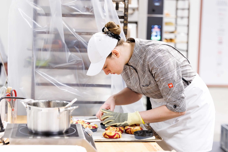 Bäckerin Sarah Klinger während des Wettbewerbs bei den EuroSkills 2025 in Herning