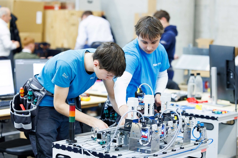 David Seidl und Paul Wohlesser beim Wettbewerb im Beruf Mechatronik