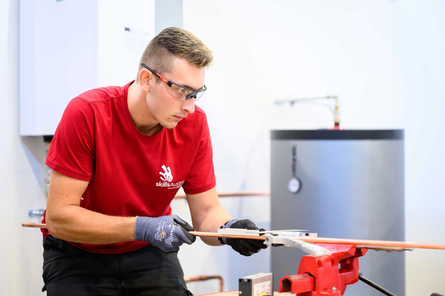 René Steinkellner während des Wettbewerbs im Beruf Sanitär- und Heizungstechnik bei den WorldSkills 2024