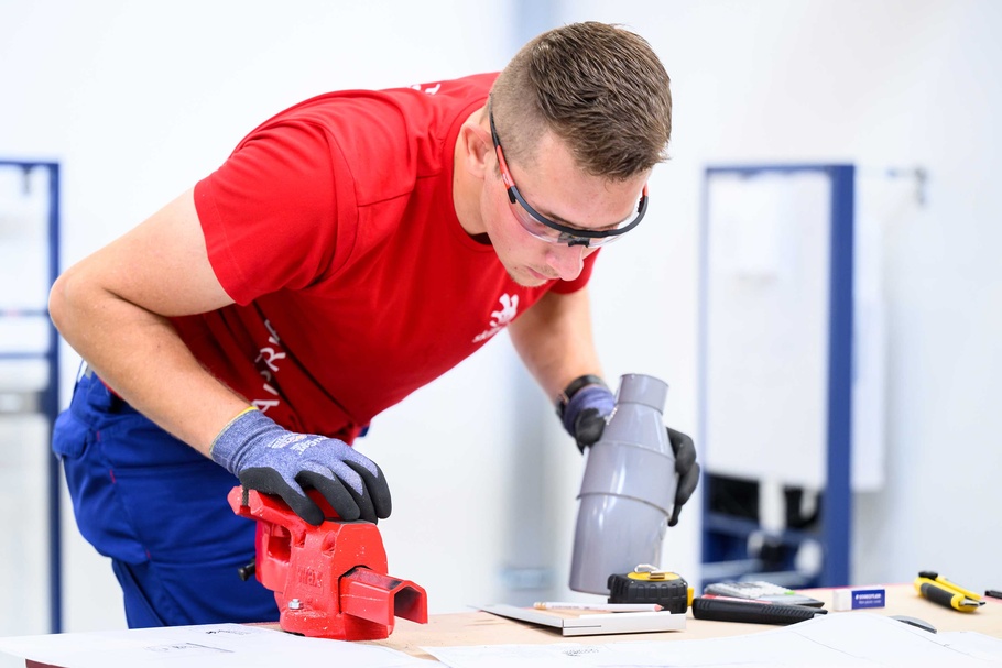 René Steinkellner während des Wettbewerbs im Beruf Sanitär- und Heizungstechnik bei den WorldSkills 2024