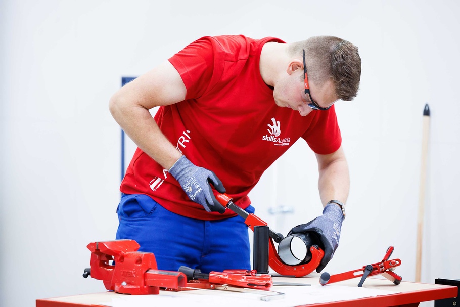 René Steinkellner während des Wettbewerbs im Beruf Sanitär- und Heizungstechnik bei den WorldSkills 2024