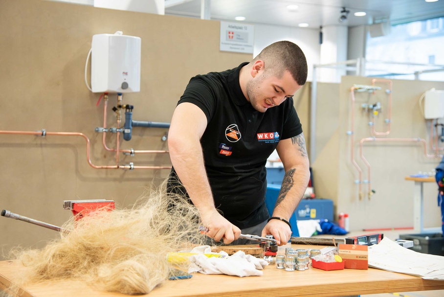 Die Teilnehmer des Bundeslehrlingswettbewerb Installations- & Gebäudetechnik 2026 während des Wettbewerbs