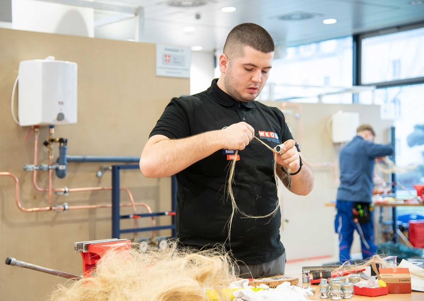 Die Teilnehmer des Bundeslehrlingswettbewerb Installations- & Gebäudetechnik 2026 während des Wettbewerbs