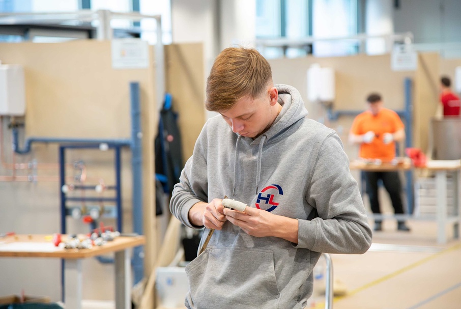 Die Teilnehmer des Bundeslehrlingswettbewerb Installations- & Gebäudetechnik 2026 während des Wettbewerbs