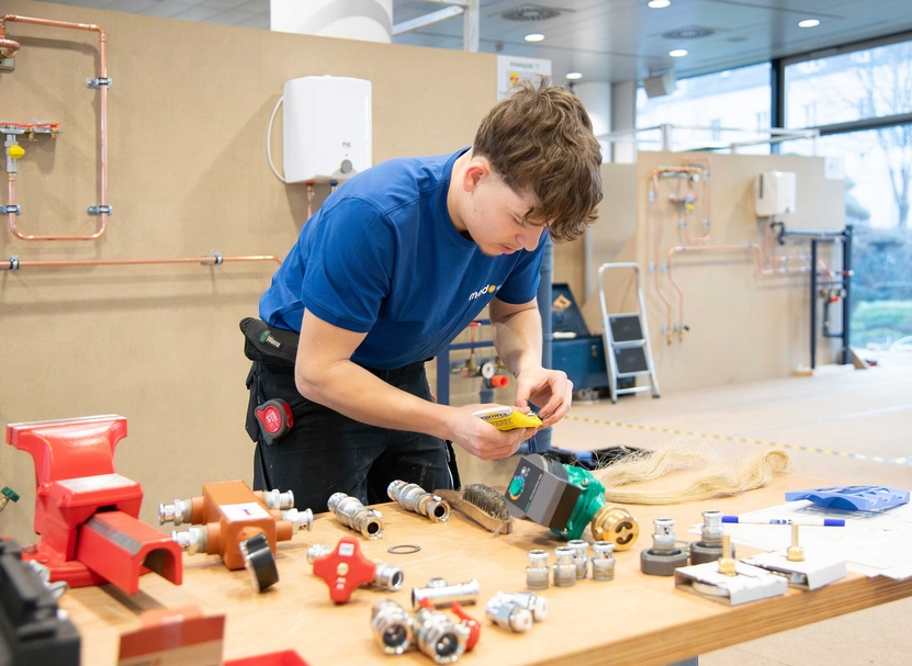 Die Teilnehmer des Bundeslehrlingswettbewerb Installations- & Gebäudetechnik 2026 während des Wettbewerbs