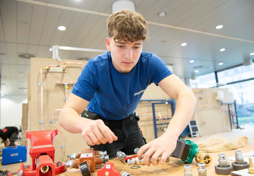 Die Teilnehmer des Bundeslehrlingswettbewerb Installations- & Gebäudetechnik 2026 während des Wettbewerbs