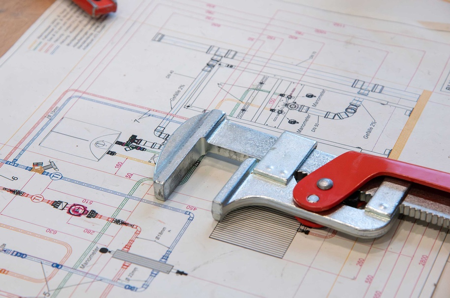 Die Teilnehmer des Bundeslehrlingswettbewerb Installations- & Gebäudetechnik 2026 während des Wettbewerbs