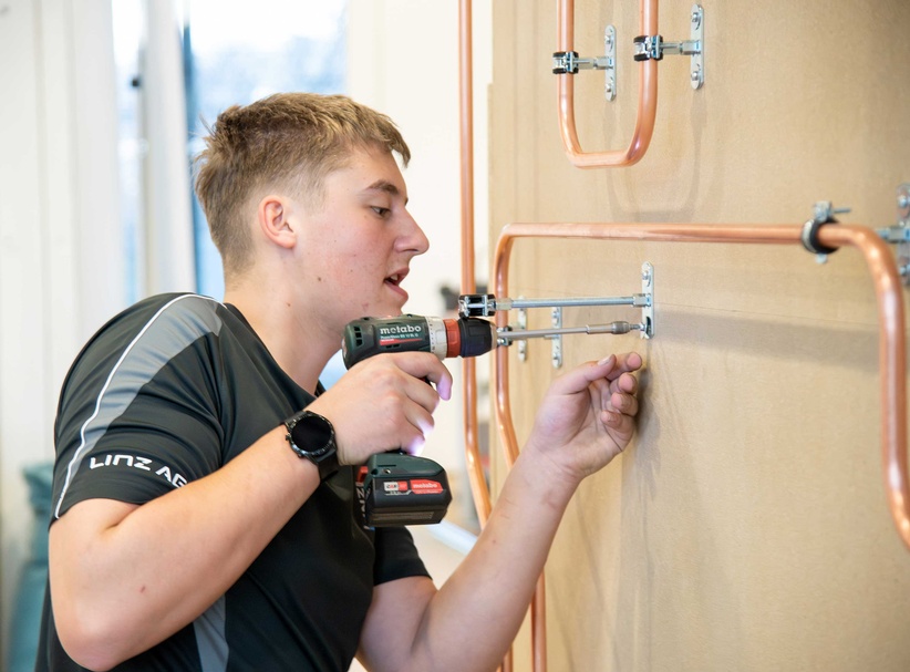 Die Teilnehmer des Bundeslehrlingswettbewerb Installations- & Gebäudetechnik 2026 während des Wettbewerbs