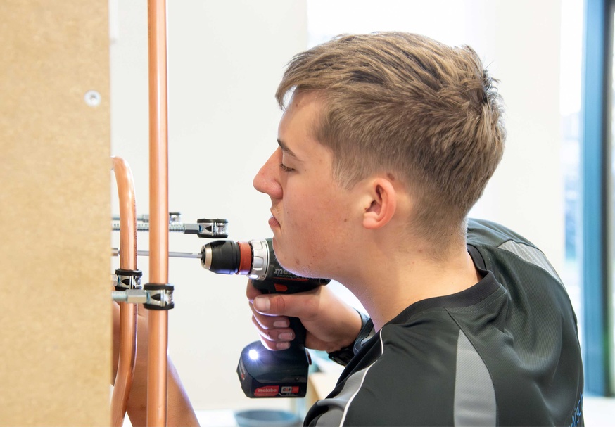 Die Teilnehmer des Bundeslehrlingswettbewerb Installations- & Gebäudetechnik 2026 während des Wettbewerbs