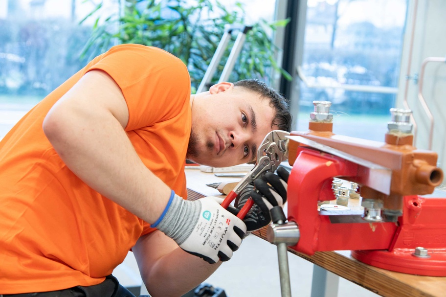 Die Teilnehmer des Bundeslehrlingswettbewerb Installations- & Gebäudetechnik 2026 während des Wettbewerbs