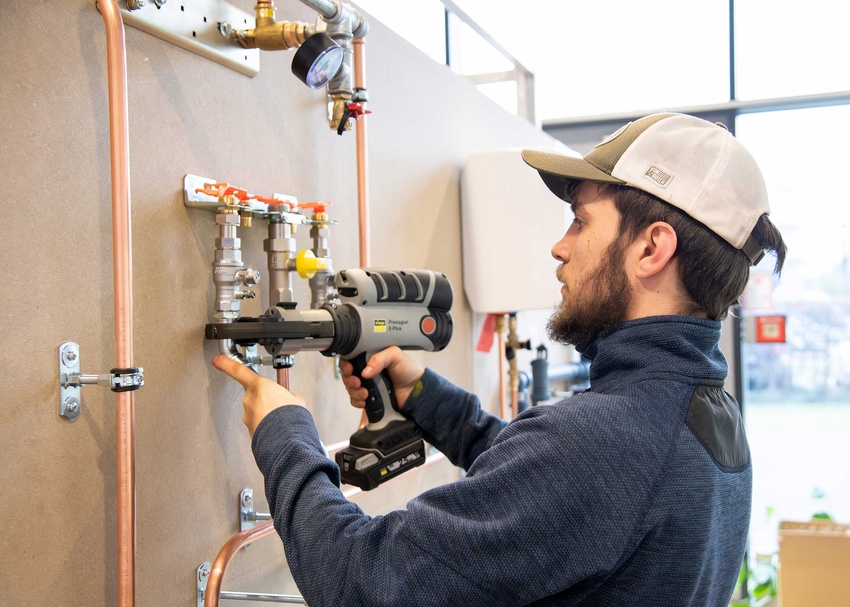 Die Teilnehmer des Bundeslehrlingswettbewerb Installations- & Gebäudetechnik 2026 während des Wettbewerbs