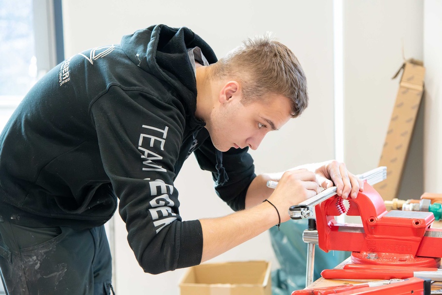 Die Teilnehmer des Bundeslehrlingswettbewerb Installations- & Gebäudetechnik 2026 während des Wettbewerbs