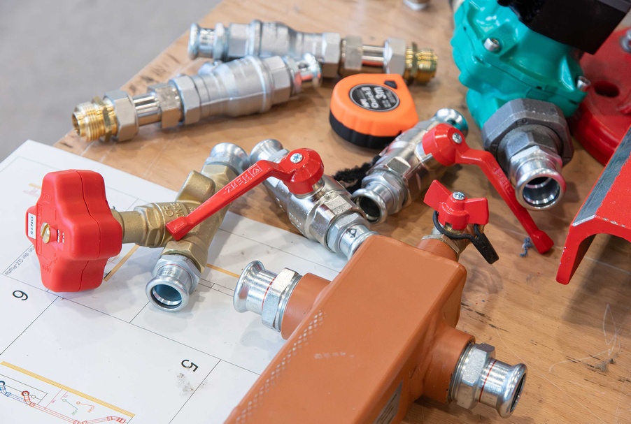 Die Teilnehmer des Bundeslehrlingswettbewerb Installations- & Gebäudetechnik 2026 während des Wettbewerbs