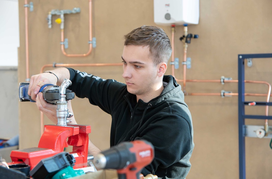 Die Teilnehmer des Bundeslehrlingswettbewerb Installations- & Gebäudetechnik 2026 während des Wettbewerbs