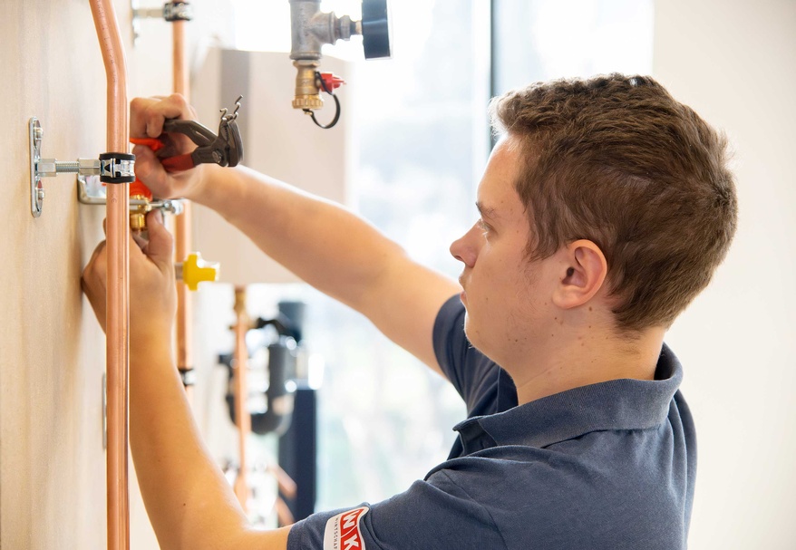 Die Teilnehmer des Bundeslehrlingswettbewerb Installations- & Gebäudetechnik 2026 während des Wettbewerbs